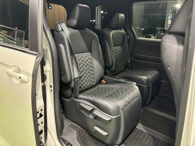 トヨタ ヴォクシーハイブリッドの画像11