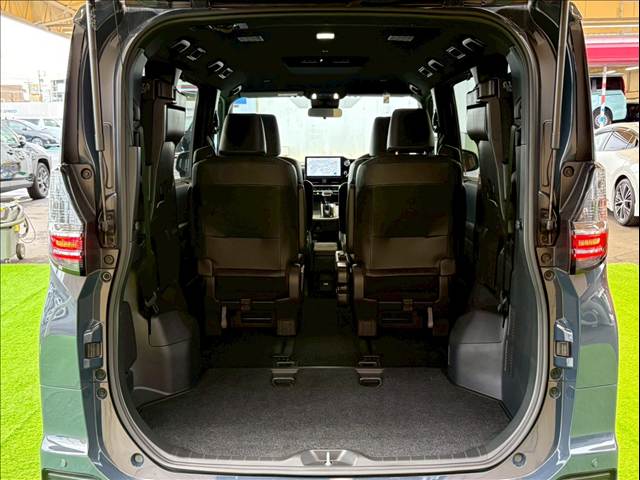 トヨタ ヴォクシーハイブリッドの画像12