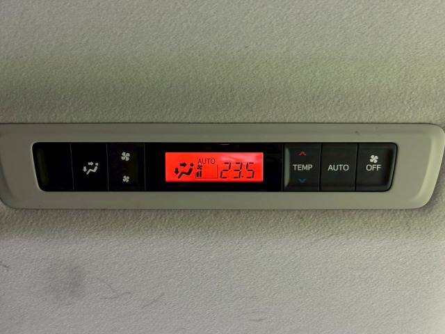 トヨタ ヴォクシーハイブリッドの画像8