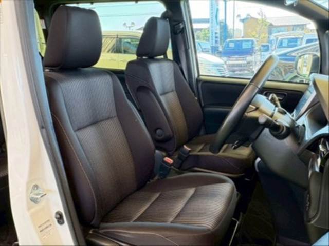 トヨタ ヴォクシーハイブリッドの画像10