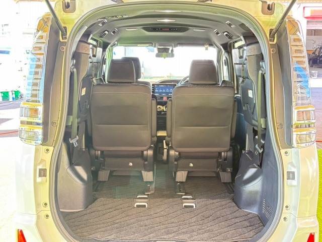 トヨタ ヴォクシーハイブリッドの画像12