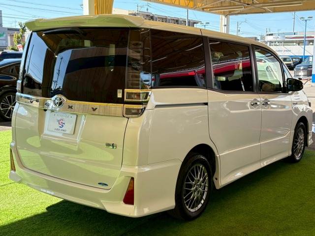 トヨタ ヴォクシーハイブリッドの画像16