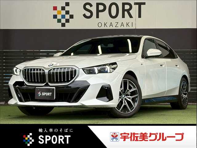 BMW5Series Sedan５２３ｉ　Ｍスポーツ　パノラミックガラスルーフ／コンフォートドライビングＰＫＧ／セレクトＰＫＧ／ハーマンカードンスピーカー／４ゾーンオートマチックエアコン／ＡｐｐｌｅＣａｒＰｌａｙ／アンビエントライト／全方位カメラ