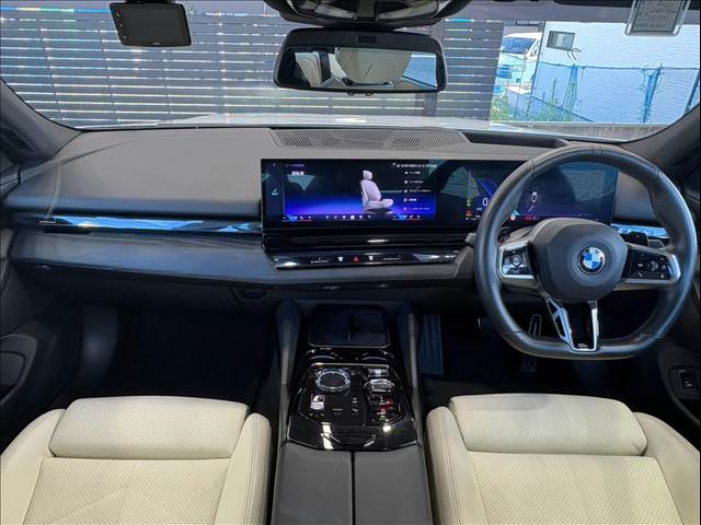 BMW5Series Sedan５２３ｉ　Ｍスポーツ　１オーナー車／コンフォート・ドライビングＰＫＧ／４ゾーンデラックスオートマチックエアコン／後席シートヒーター／白革シート／パワーシート／シートメモリー／シートヒーター／フルセグ／レーダークルーズ 内装他