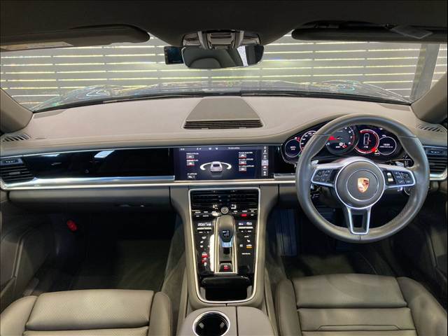 ポルシェPanamera４　４人乗り／全方位カメラ／ＰＡＳＭ／アゲートグレーインテリアカラー／ヴァルカノグレーメタリック／ＡｐｐｌｅＣａｒＰｌａｙ／１４ｗａｙパワーシート／レーンキープアシスト／電動リアゲート／エントリードライブ 内装他