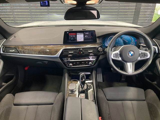 BMW5Series Sedan□523d M Sport 全方位カメラ/シートメモリ/レーダークルーズ 内装他