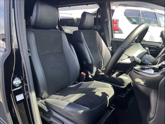 ヴォクシーZS“煌III”7人乗り 内装他