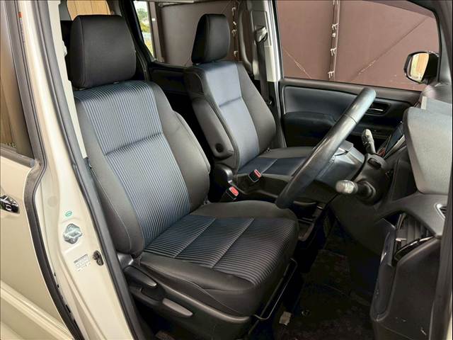 トヨタ ヴォクシーハイブリッドの画像5