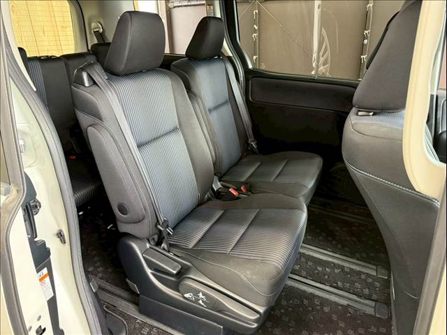 トヨタ ヴォクシーハイブリッドの画像6