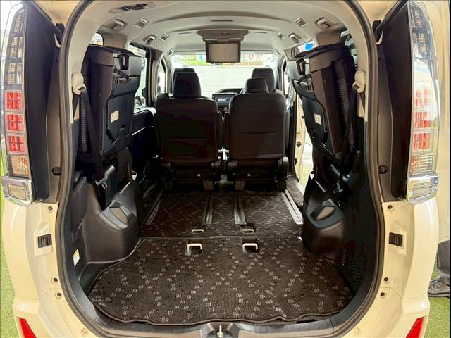 トヨタ ヴォクシーハイブリッドの画像13