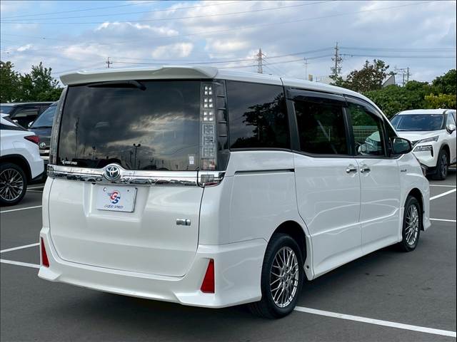 トヨタ ヴォクシーハイブリッドの画像17