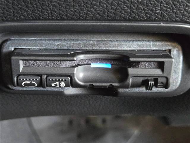 ヴェゼルハイブリッドハイブリッドZ 純正メモリナビ/フルセグTV/Bluetooth/ハーフレザーシート/シートヒーター/クルーズコントロール/ETC/電子制御式サイドブレーキ/パドルシフト/スマートキー/バックカメラ 内装他