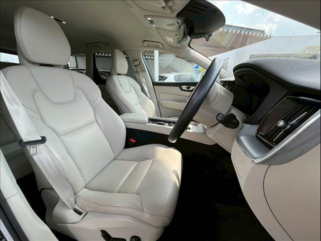 XC60D4 AWD Momentum 内装他