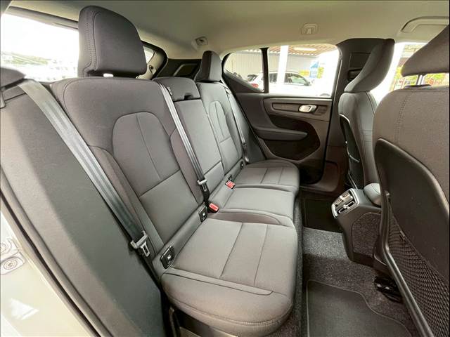 XC40B4 Momentum 内装他