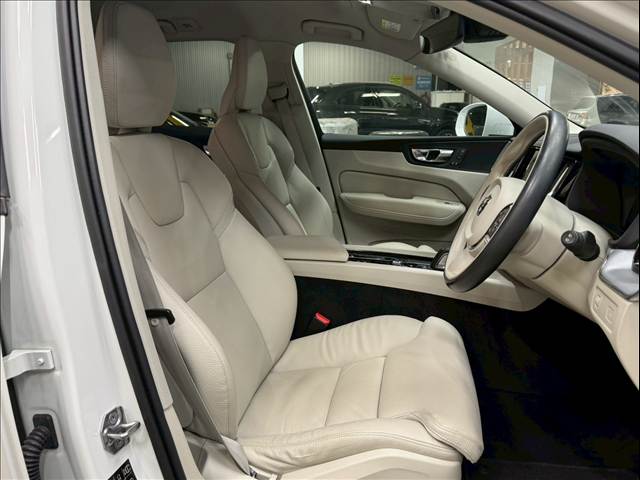 XC60B5 AWD Momentum 内装他