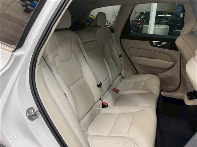 XC60B5 AWD Momentum 内装他