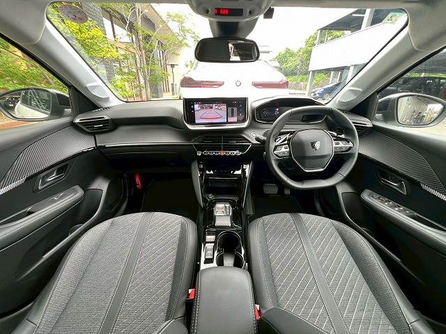 プジョー208アリュール 現行モデル/AppleCarPlay/レーダークルーズコントロール/全周囲カメラ/クリアランスソナー/パドルシフト/レーンキープアシスト/純正16インチアルミ/LEDヘッドライト/ETC 内装他