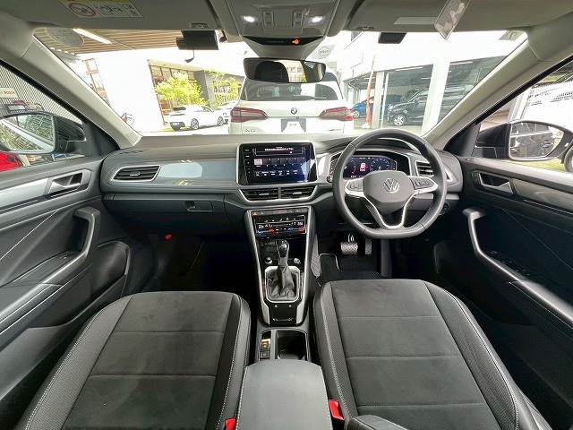 フォルクスワーゲンT-RocTDI スタイル DiscoverProPKG/AppleCarPlay/電動リアゲート/バーチャルコックピット/後期モデル/アダプティブクルーズコントロール/ワイヤレス充電/パドルシフト/ブラインドスッポトモニター 内装他