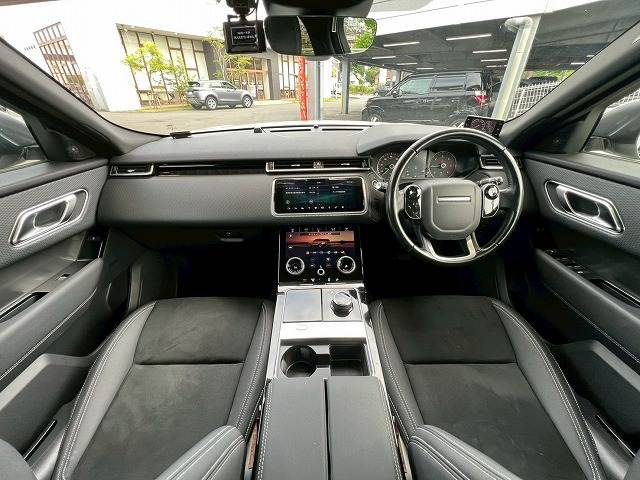 ランドローバーRANGE ROVER VELARベースグレード 180PS シートヒーター/全周囲カメラ/クルーズコントロール/パドルシフト/純正ナビ/フルセグTV/Bluetooth接続/純正18インチアルミ/LEDヘッドライト/クリアランスソナー/衝突軽減ブレーキ 内装他