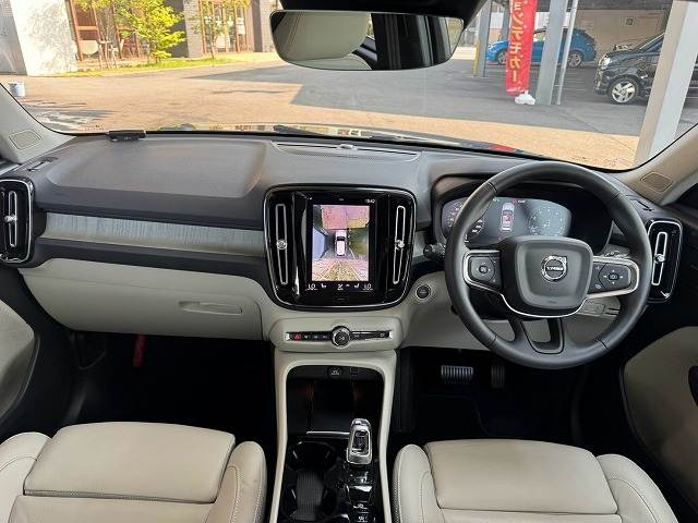 XC40B4 AWD インスクリプション AppleCarPlay/前後席シートヒーター/ステアリングヒーター/電動リアゲート/メモリー付きパワーシート/ハーマンカードンサウンド/ブラインドスポットモニター/アクティブクルーズコントロール 内装他