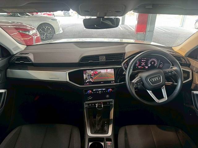アウディQ335TFSIアドバンスド コンビニエンス&アシスタンスPKG/AppleCarPlay/全周囲カメラ/電動リアゲート/アクティブクルーズコントロール/シートヒーター/バーチャルコックピット/パワーシート/純正18インチアルミ 内装他