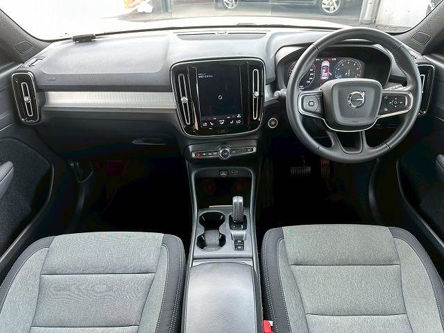 ボルボXC40B4 モメンタム クライメートPKG/AppleCarPlay/全周囲カメラ/ハンズフリー電動リアゲート/ステアリングヒーター/シートヒーター/メモリー付パワーシート/アクティブクルーズコントロール/BSM 内装他
