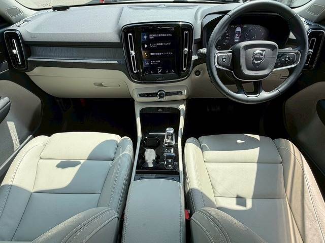 ボルボXC40B4 AWD インスクリプション ハーマンカードン/白革/AppleCarPlay/全周囲カメラ/ステアリングヒーター/前後席シートヒーター/電動リアゲート/メモリー付パワーシート/ブラインドスポットモニター/パークアシストパイロット 内装他