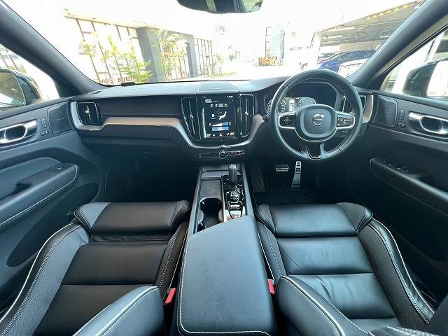 ボルボXC60B6 AWD Rデザイン サンルーフ/ハーマンカードンサウンド/前後席シートヒーター/AppleCarPlay/ステアリングヒーター/全周囲カメラ/電動リアゲート/ヘッドアップディスプレイ/ブラインドスポットモニター 内装他