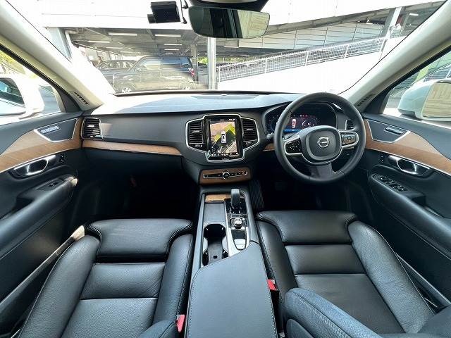 ボルボXC90プラス B5 AWD パノラマガラスサンルーフ/AppleCarPlay/Googleナビ/ステアリングヒーター/シートヒーター/メモリー付パワーシート/全周囲カメラ/電動リアゲート/アクティブクルーズコントロール 内装他