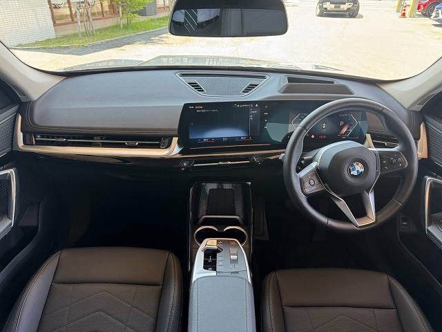 BMWX1xDrive 20i xライン AppleCarPlay/黒革シート/全周囲カメラ/シートヒーター/メモリー付パワーシート/電動リアゲート/ワイヤレス充電/アクティブクルーズコントロール/ヘッドアップディスプレイ/ミラー型ETC 内装他