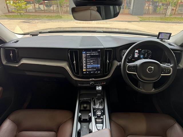 ボルボXC60Ｄ４　ＡＷＤ　モメンタム　クライメートパッケージ／ＡｐｐｌｅＣａｒＰｌａｙ／全席シートヒーター／ステアリングヒーター／シートヒーター／電動リアゲート／パーキングアシスト／メモリー付パワーシート／アクティブクルーズコントロール 内装他