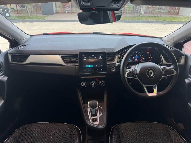 ルノーCAPTURインテンス　ＡｐｐｌｅＣａｒＰｌａｙ／全周囲カメラ／ＢＯＳＥサウンド／シートヒーター／レーダークルーズコントロール／ブラインドスポットモニター／ステアリングヒーター／レーンキープアシスト／純正アルミ／ＥＴＣ 内装他