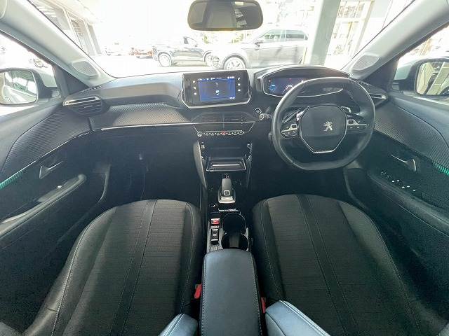 プジョー208Allure 内装他