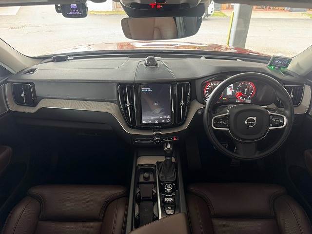 ボルボXC60Ｄ４　ＡＷＤ　インスクリプション　Ｂｏｗｅｒｓ＆Ｗｉｌｋｉｎｓ／サンルーフ／シートヒーター＆ベンチレーション／ＡｐｐｌｅＣａｒＰｌａｙ／全周囲カメラ／メモリー付パワーシート／ステアリングヒーター／パーキングアシスト／電動リアゲート 内装他