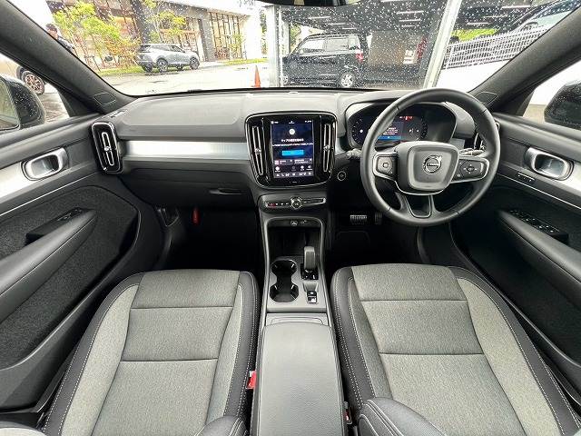 ボルボXC40プラス　Ｂ３　クライメートパッケージ／ＡｐｐｌｅＣａｒＰｌａｙ／Ｇｏｏｇｌｅナビ／ステアリングヒーター／メモリー付パワーシート／前後席シートヒーター／全周囲カメラ／電動リアゲート／ワイヤレス充電／パーキングアシスト 内装他