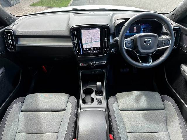 ボルボXC40プラス　プロ　Ｂ３　Ｇｏｏｇｌｅナビ／ＡｐｐｌｅＣａｒＰｌａｙ／クライメートパッケージ／ステアリングヒーター／メモリー付パワーシート／電動リアゲート／全周囲カメラ／ワイヤレス充電／前後席シートヒーター／追従クルコン 内装他