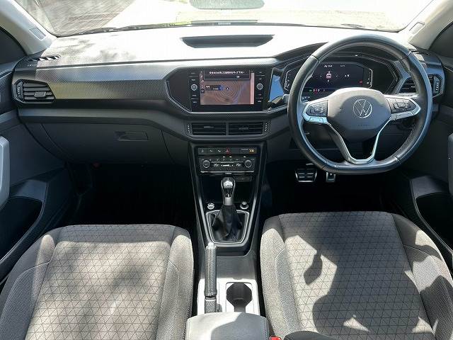 フォルクスワーゲンT-CrossＴＳＩ　１ｓｔ　ＡｐｐｌｅＣａｒＰｌａｙ／レーダークルーズコントロール／ブラインドスポットモニター／パーキングアシスト／ワイヤレス充電／クリアランスソナー／ＤｉｓｃｏｖｅｒＰｒｏ／ＥＴＣ／バックカメラ 内装他