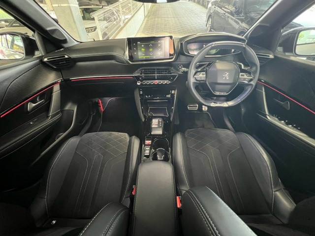 プジョー208GT パノラマガラスルーフ/AppleCarPlay/レーダークルーズブラインドスポットモニター/シートヒーター/ワイヤレス充電/アンビエントライト/ハンズフリーアクセス/アクティブセーフティブレーキ 内装他