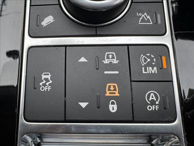 DISCOVERYＨＳＥ　ＡｐｐｌｅＣａｒＰｌａｙ／ブラックパック／メリディアンサウンド／７人乗り／電動格納シート／エアサスペンション／全周囲カメラ／レーダークルーズコントロール／ブラインドスポット／レーンキープ／フルセグＴＶ 内装他