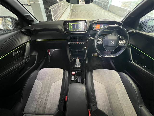 プジョー208GTライン AppleCarPlay/ワイヤレス充電/レーダークルーズコントロール/ブラインドスポットモニターインテリジェントハイビーム/アンビエントライト/レーンキープアシスト/純正17インチAW/LEDヘッド 内装他