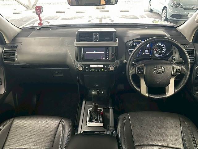 トヨタランドクルーザープラドＴＸ　サンルーフ／ヒッチメンバー／７型ナビ／バックカメラ／ＥＴＣ／クルーズコントロール／Ｂｌｕｅｔｏｏｔｈ接続／ヘッドライトウォッシャー／１７インチアルミ／ステアリングスイッチ／スマートキー 内装他