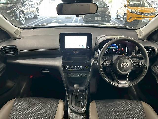 トヨタヤリスクロスZ AppleCarPlay/全方位カメラ/フルセグTV/シートヒーター/ステアリングヒーター/パワーシート/カーキ合皮/オートハイビーム/レーダークルーズコントロール/ブラインドスポットモニター/ETC 内装他