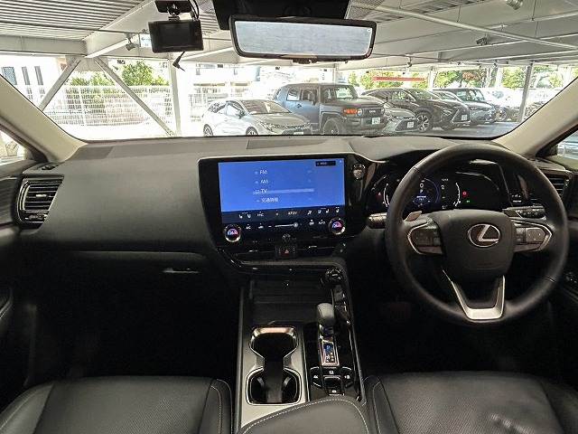 レクサスNXNX350h バージョンL ムーンルーフ/AppleCarPlay/全方位カメラ/デジタルインナーミラー/シートベンチレーション/シートヒーター/ステアリングヒーター/フルセグTV/メモリー付きパワーシート/パワーバックドア 内装他