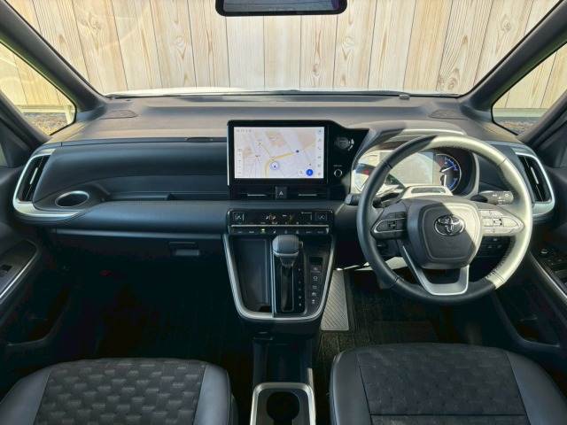 トヨタ ヴォクシーハイブリッドの画像3