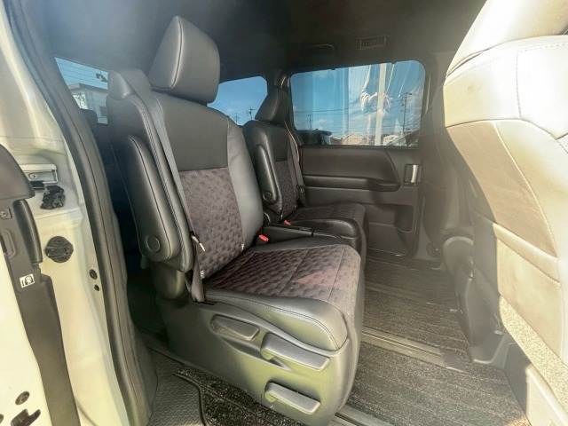 トヨタ ヴォクシーハイブリッドの画像13