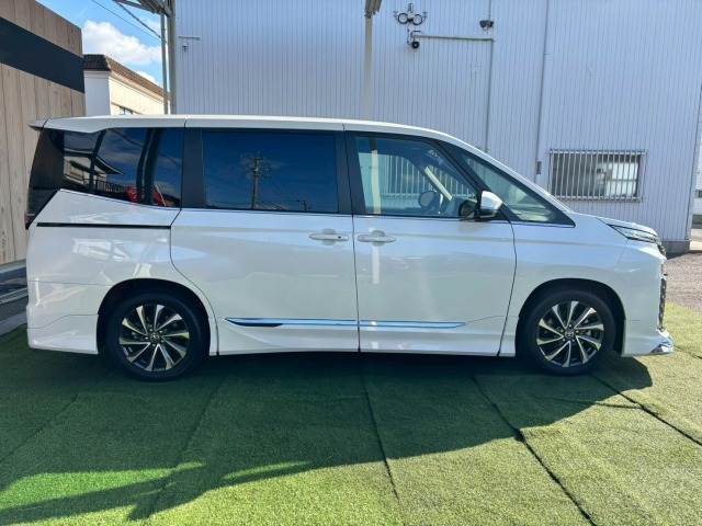 トヨタ ヴォクシーハイブリッドの画像17