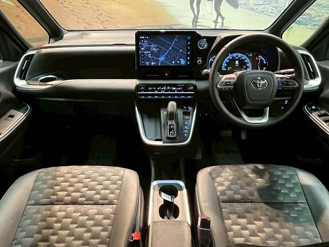 トヨタ&nbsp;ヴォクシーハイブリッドの画像3