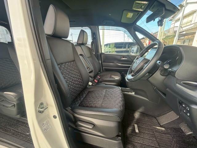 トヨタ ヴォクシーハイブリッドの画像12