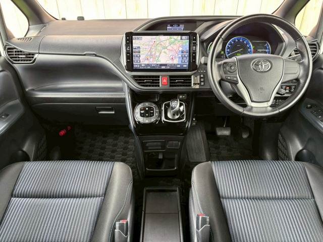 トヨタ ヴォクシーハイブリッドの画像3