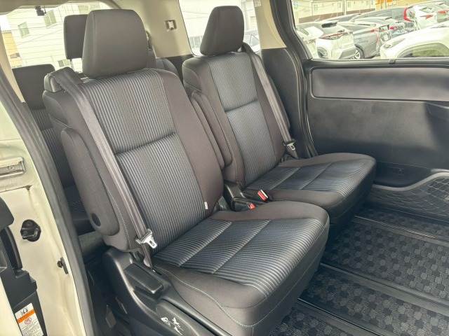 トヨタ ヴォクシーハイブリッドの画像13